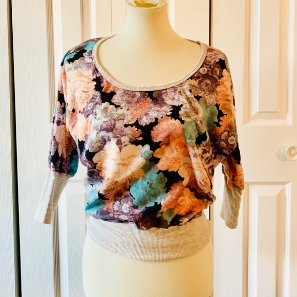 living doll Tops - Living Doll LA Floral 3/4 Tee Size M